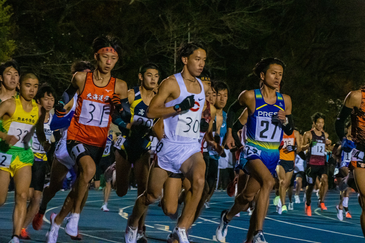 レースで先頭集団を走る金子 魅玖人
